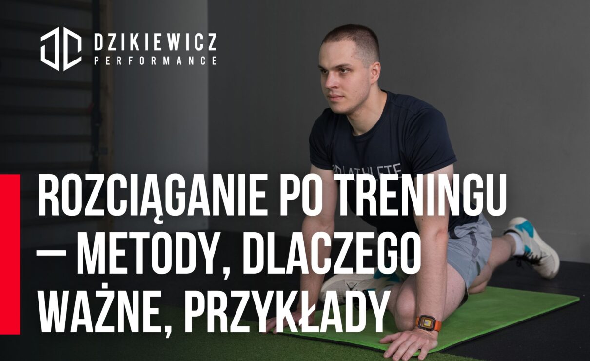 Mężczyzna wykonujący rozciąganie na macie w pozycji gołębia. Grafika z tytułem artykułu „Rozciąganie po treningu – metody, dlaczego ważne, przykłady” i logo Dzikiwicz Performance.