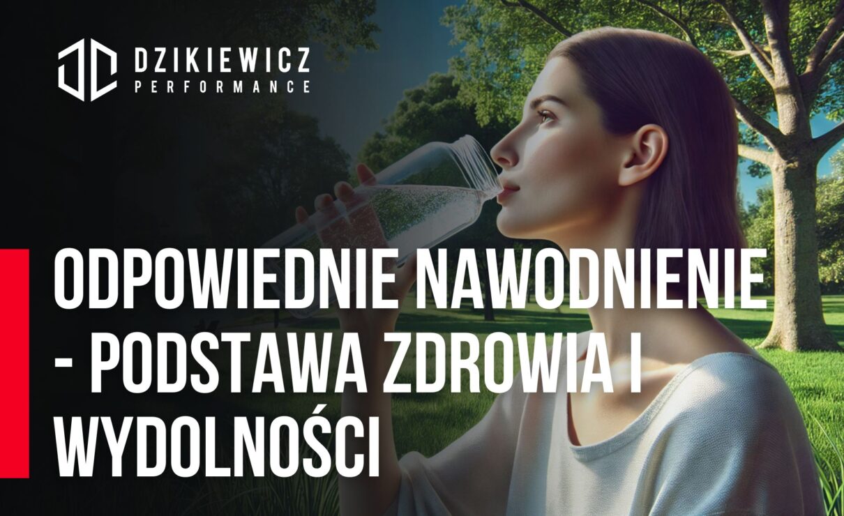 Kobieta pijąca wodę z butelki na tle zielonego parku. Grafika promująca artykuł o nawodnieniu na stronie Dzikiewicz Performance.