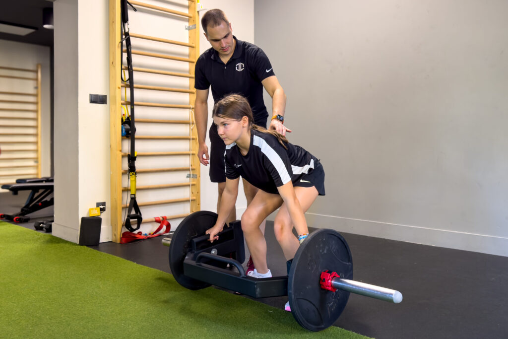 Dziewczynka podczas treningu motorycznego z trenerem w prywatnym studio w Poznaniu