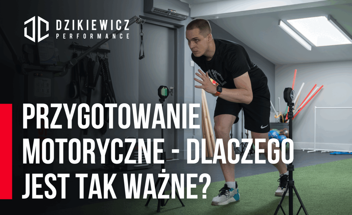 Trener w pozycji startowej podczas treningu motorycznego w nowoczesnym studiu, obok sprzętu sportowego i lampy reagującej na ruch.