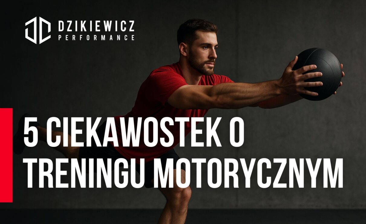 Mężczyzna wykonuje ćwiczenie równoważne z piłką w dłoniach – grafika tytułowa artykułu „5 ciekawostek o treningu motorycznym”.