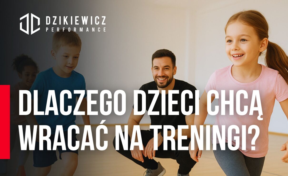 Trening motoryczny dzieci – zabawa na torze przeszkód z trenerem, drabinką koordynacyjną i pachołkami w sali.