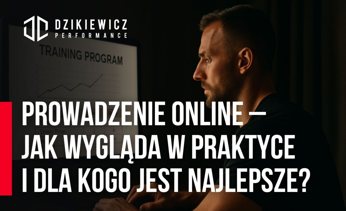 Trener przygotowania motorycznego pracujący przy komputerze nad planem treningowym – prowadzenie treningu online dla sportowców
