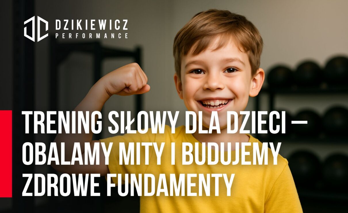 Radosne dziecko pokazujące biceps w siłowni – trening siłowy dla dzieci