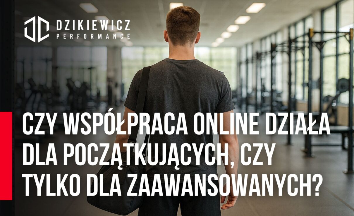 Młody sportowiec z torbą treningową stoi przed wejściem na siłownię, symbolizując początek współpracy online z trenerem