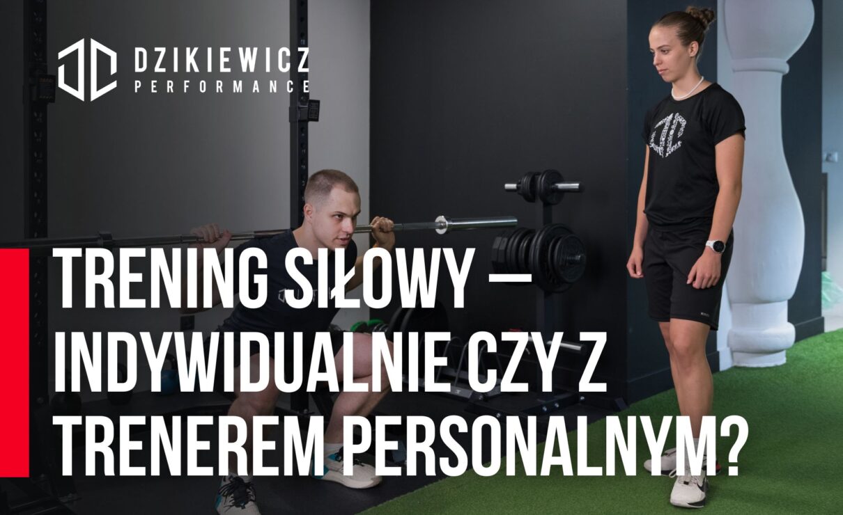 Zdjęcie przedstawiające przysiad ze sztangą wykonywany pod okiem trenera personalnego, wykorzystane jako grafika tytułowa artykułu o treningu siłowym.