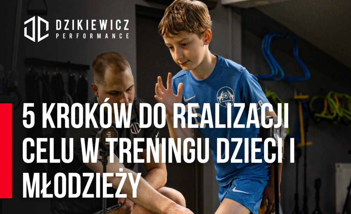 Trener pracujący z młodym sportowcem podczas ćwiczenia – realizacja celów treningowych u dzieci
