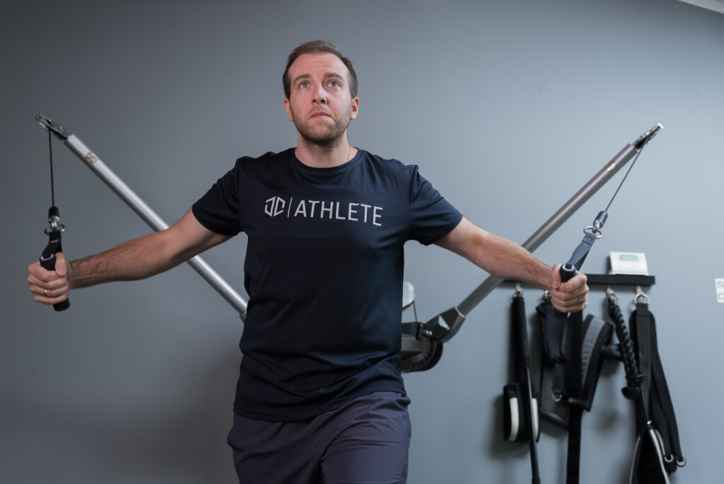 Trener personalny i podopieczny przybijający piątkę po treningu