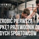 Młody sportowiec uczy się wykonywać pierwszą pompkę pod okiem trenera