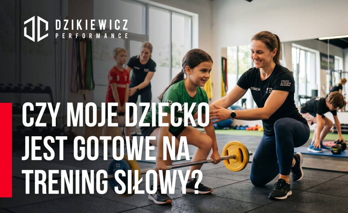 Dziecko wykonuje ćwiczenie siłowe pod okiem trenera przygotowania motorycznego