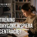 Kobieta ucząca się przy biurku – grafika o wpływie treningu motorycznego na koncentrację